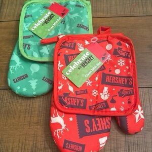 Celebrate Hershey's Oven Mitt Set - Red and Green